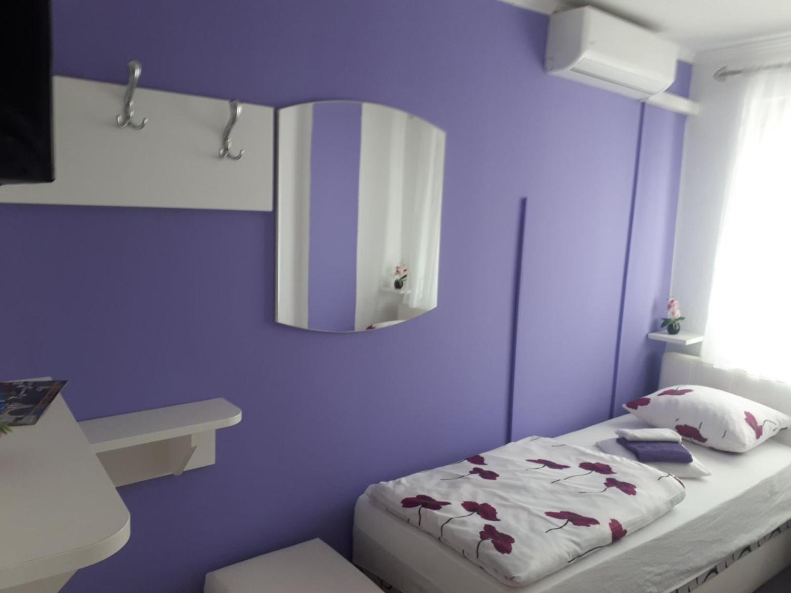 מוסטר Hostel Mirror מראה חיצוני תמונה