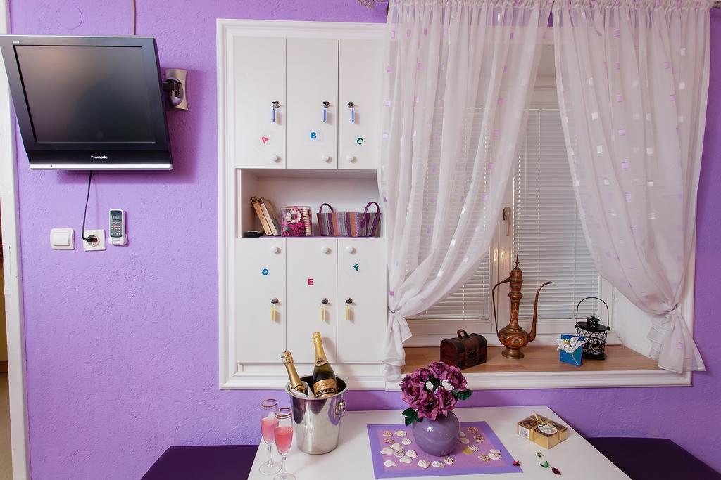 מוסטר Hostel Mirror מראה חיצוני תמונה